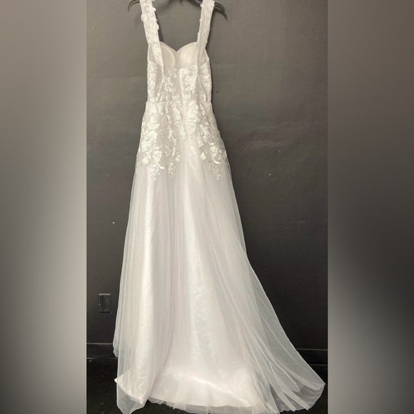 Merry's White NWT Sleeveless Applique &
Chiffon Wedding Dress Size 6 - Picture 3 of 7